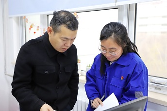 石晓宁与同事钻研讨1111论.jpg